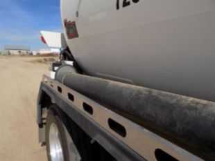 2025 Peterbilt 567 Tri-Drive Tornado F4 Hydrovac Truck