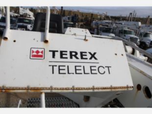 2018 International 7300 4x4 Terex Commander 4047 Digger Derrick