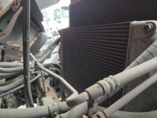 2000 UD 300 Diesel 4x2 Box Truck
