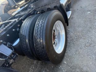 2016 Peterbilt 579 18 Speed Tandem Axle 80" Sleeper Truck