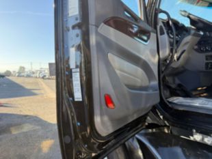 2016 Peterbilt 579 18 Speed Tandem Axle 80" Sleeper Truck