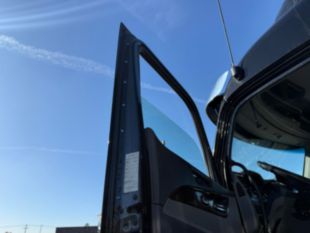 2016 Peterbilt 579 18 Speed Tandem Axle 80" Sleeper Truck