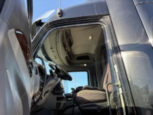 2016 Peterbilt 579 18 Speed Tandem Axle 80" Sleeper Truck