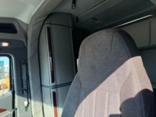 2016 Peterbilt 579 18 Speed Tandem Axle 80" Sleeper Truck