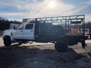 Class 4/5 Crew Cab AWD Flatbed Truck