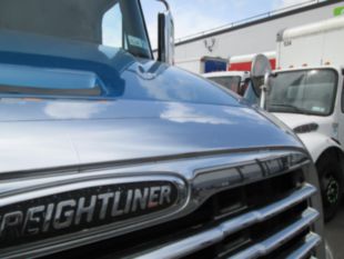 2009 Freightliner Columbia Diesel 6x4 Flat Top sleeper Tractor