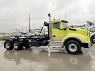 2025 Kenworth T880 6x4 Galbreath U5-OR-174 Roll-Off Truck